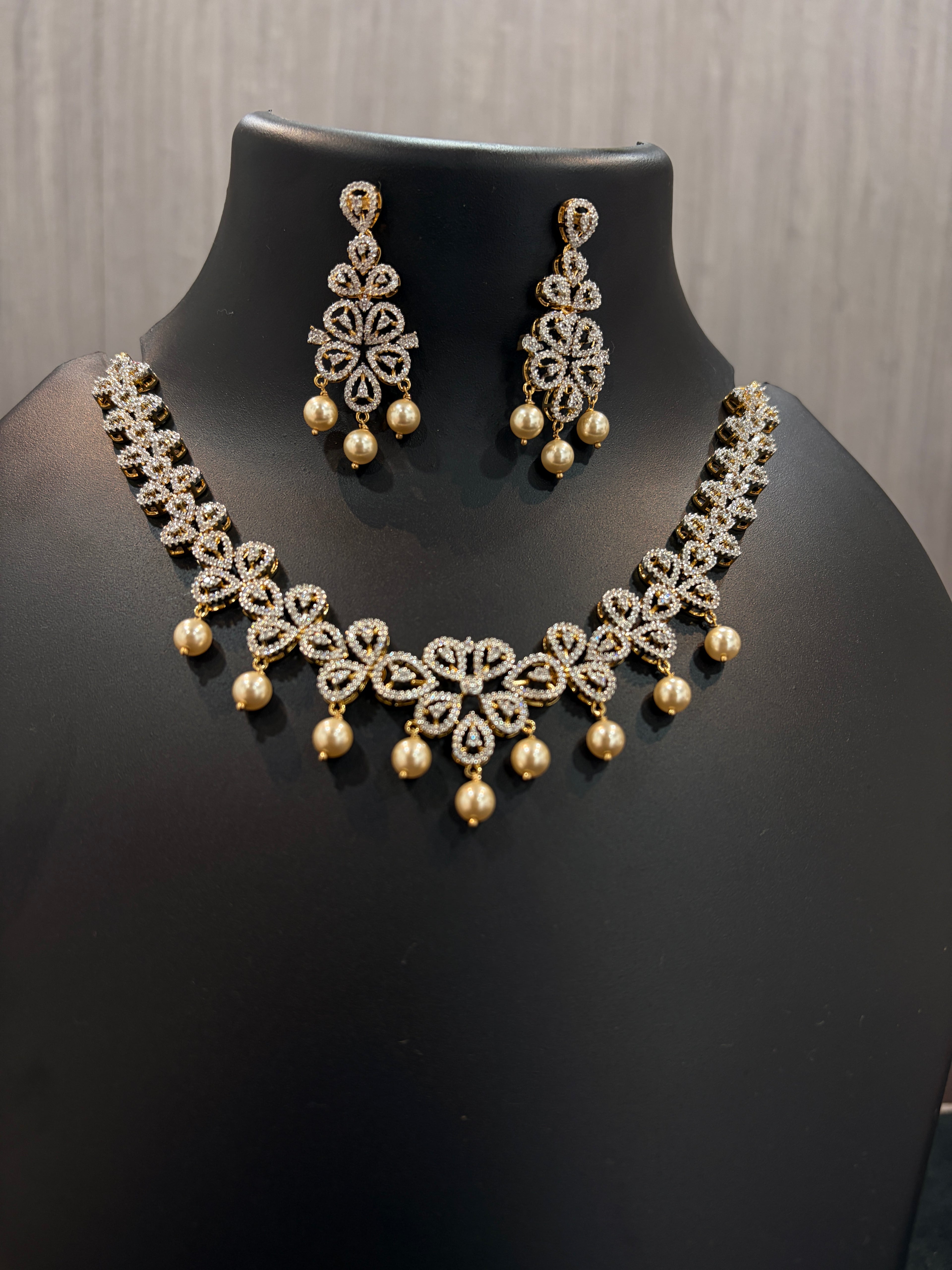Floral Pearl Necklace Set