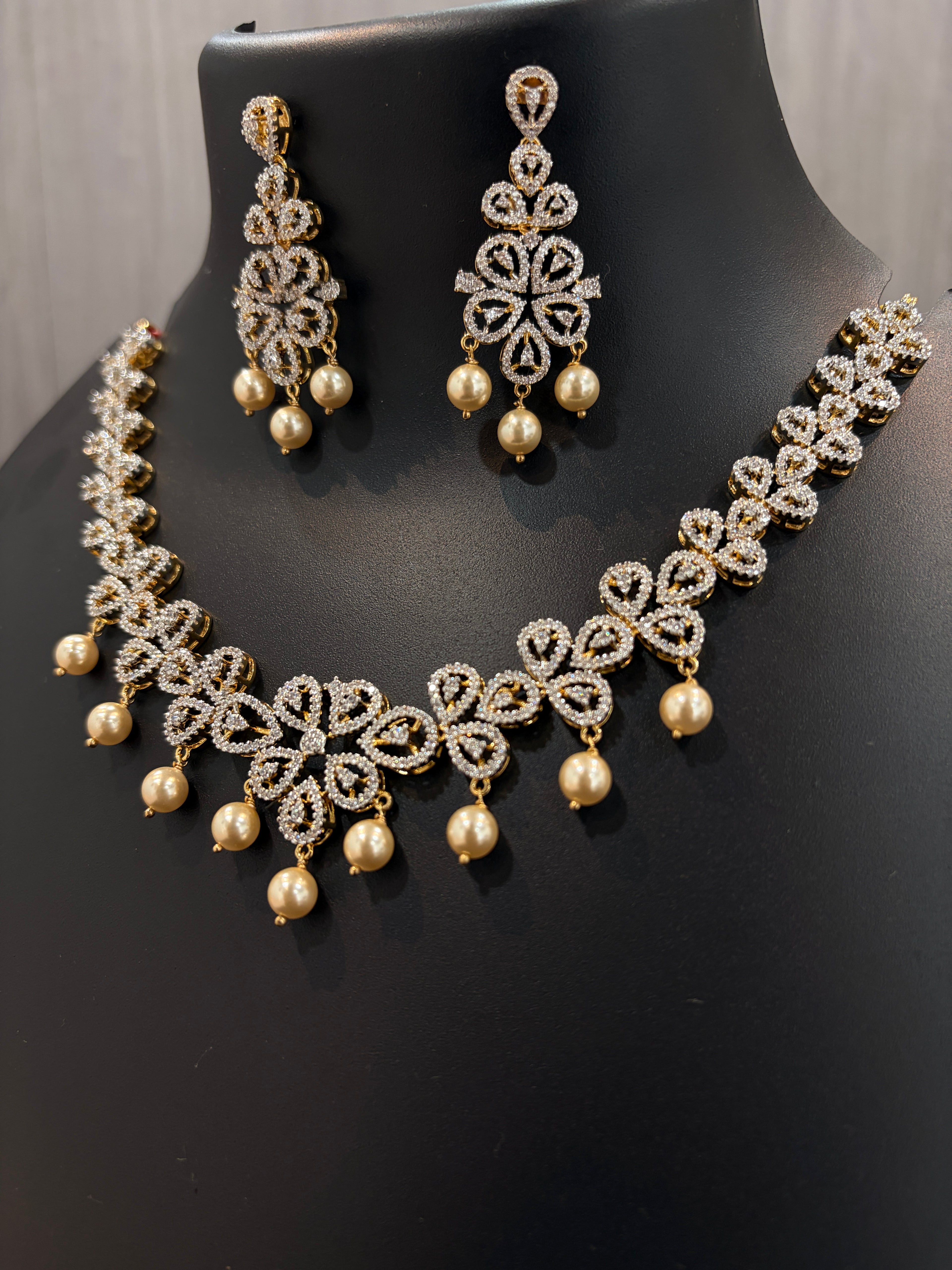 Floral Pearl Necklace Set