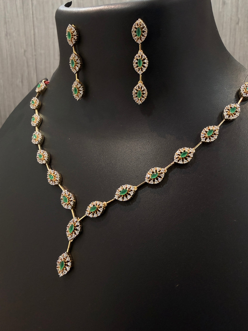 Emerlad Noor Necklace Set